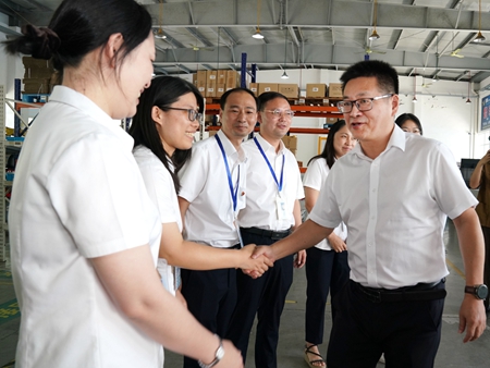 【20240906】集團(tuán)領(lǐng)導(dǎo)慰問交通學(xué)校教師，何宇?。ㄓ乙唬ɡ畎⒚窋z）.jpg