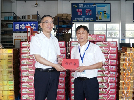 【20240906】集團(tuán)領(lǐng)導(dǎo)慰問交通學(xué)校教師，柏衛(wèi)東（左）吳曉斌（右）（李阿梅攝）.jpg